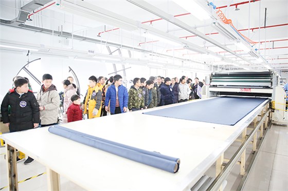 學生參觀虎豹集團生產(chǎn)車間的智能化設(shè)備