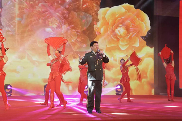 中國(guó)人民解放軍南京軍區(qū)政治部前線(xiàn)文工團(tuán)歌唱演員（國(guó)家二級(jí)演員）