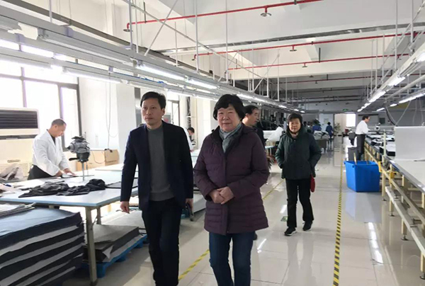 虎豹集團(tuán)沙增斌副總經(jīng)理陪同謝會長、郁會長參觀工廠