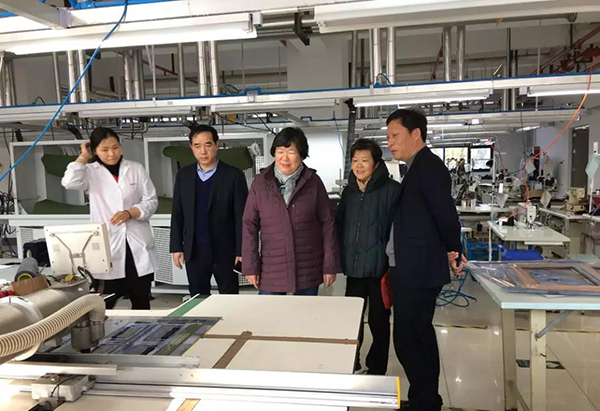 虎豹集團(tuán)沙增斌副總經(jīng)理陪同謝會長、郁會長參觀工廠